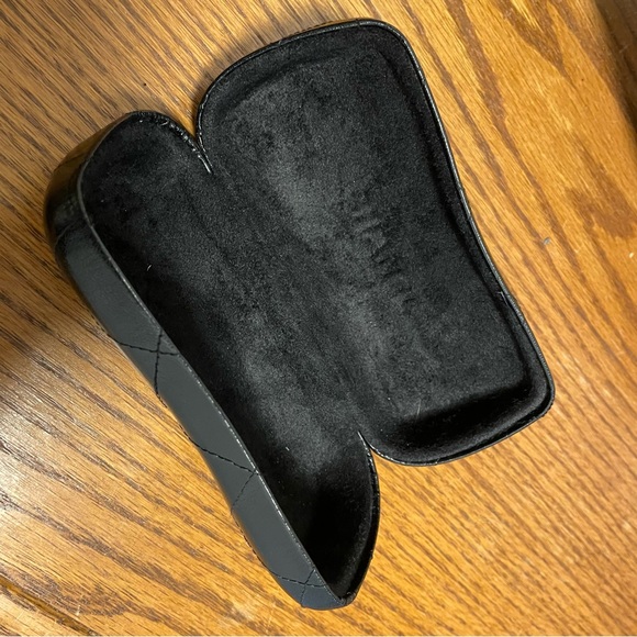 CHANEL Elegant Black Sunglasses - Picture 6 of 7